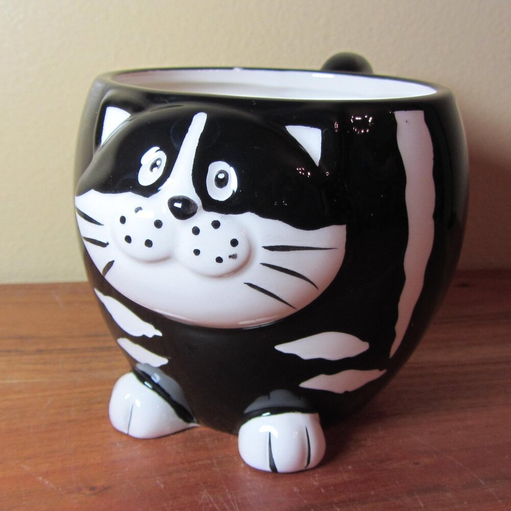 *BOGO mugs* 18 oz dolomite chubby black & white cat pier 1 mug (W5709)